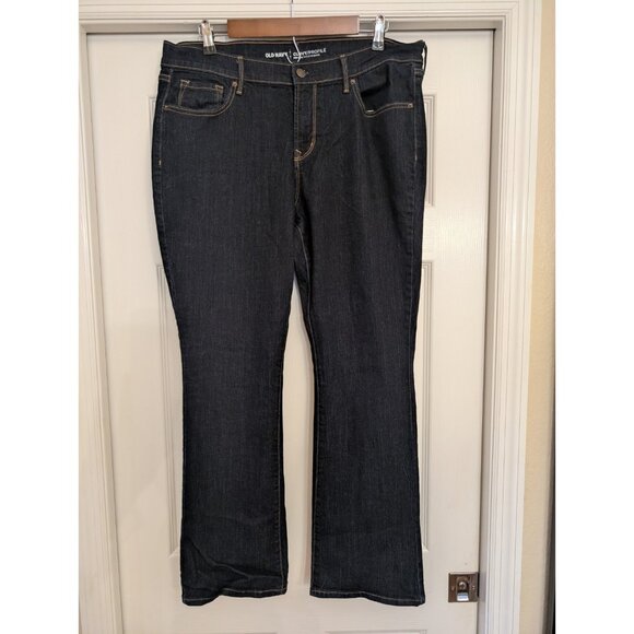 OLD NAVY Bootcut Curvy Mid-Rise Jeans - Picture 2 of 9